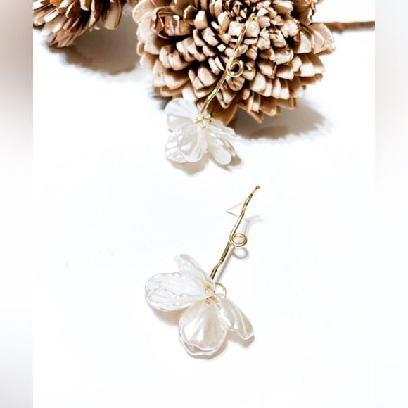White flower dangle earrings M37 - Picture 2 of 6